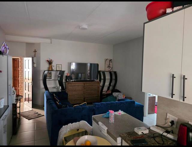 2 BEDROOM APARTMENT FOR SALE IN KEMPTON PARK CENTRAL